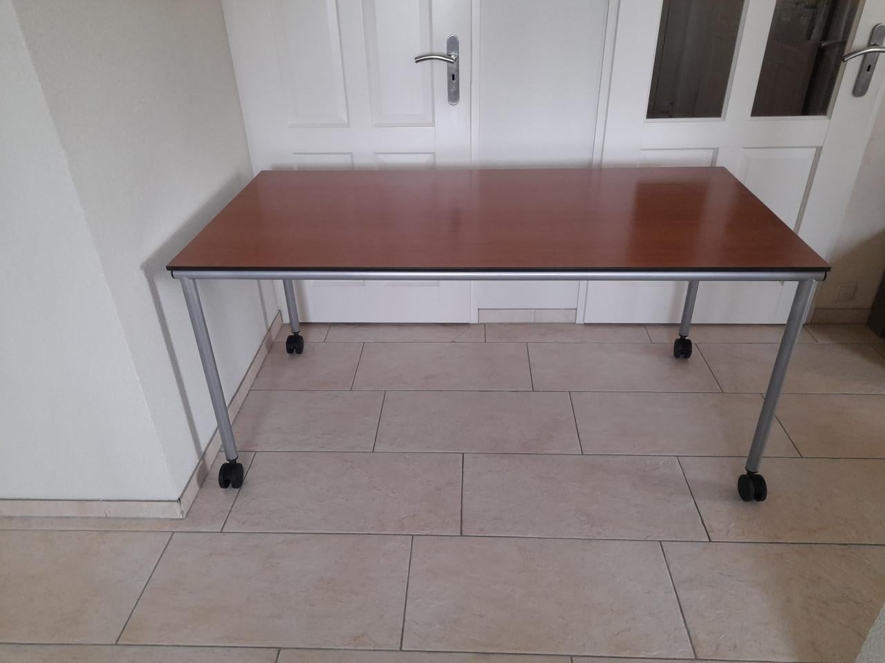 Verrijdbare Tafel / bureau  160 x 80 x 74H  ( in goede nette staat )