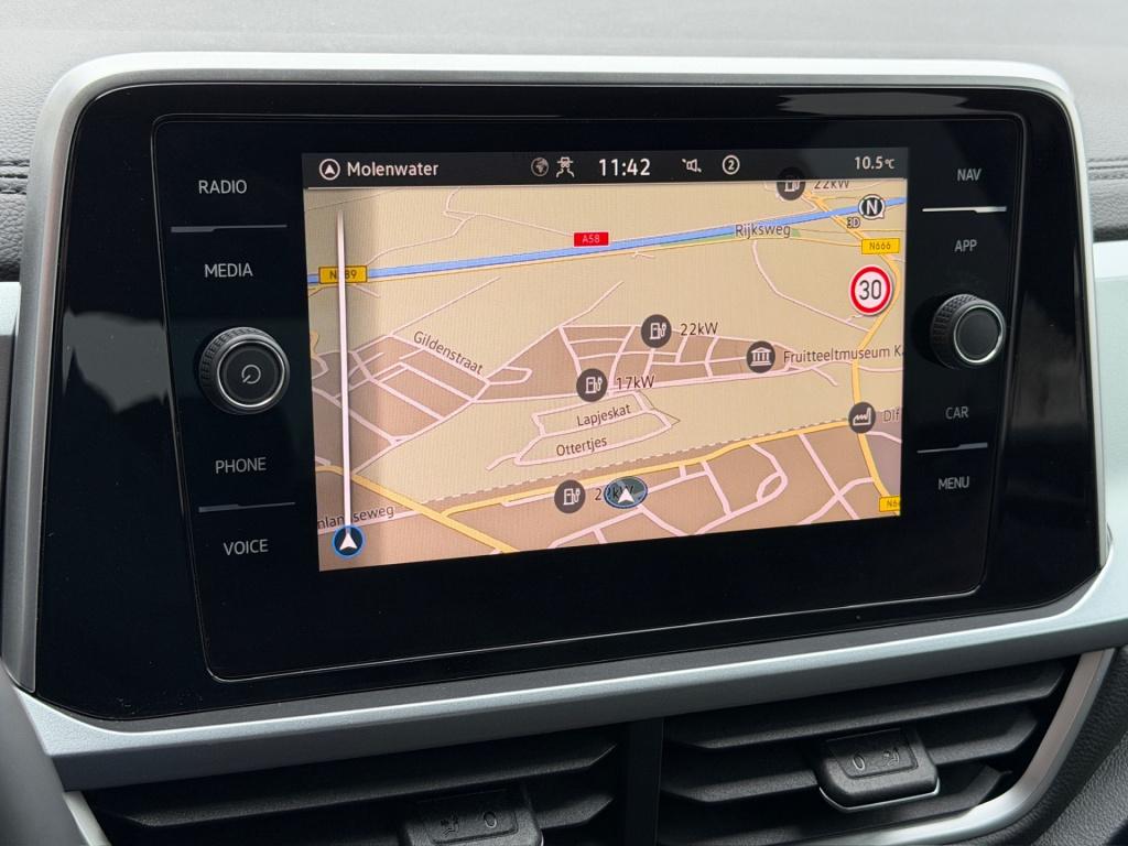 Volkswagen T-roc 1.5 tsi 150pk dsg style | trekhaak | navi | iq light | ada