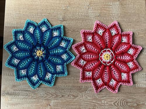 Twee nieuwe zeer mooie gehaakte aparte kleedjes