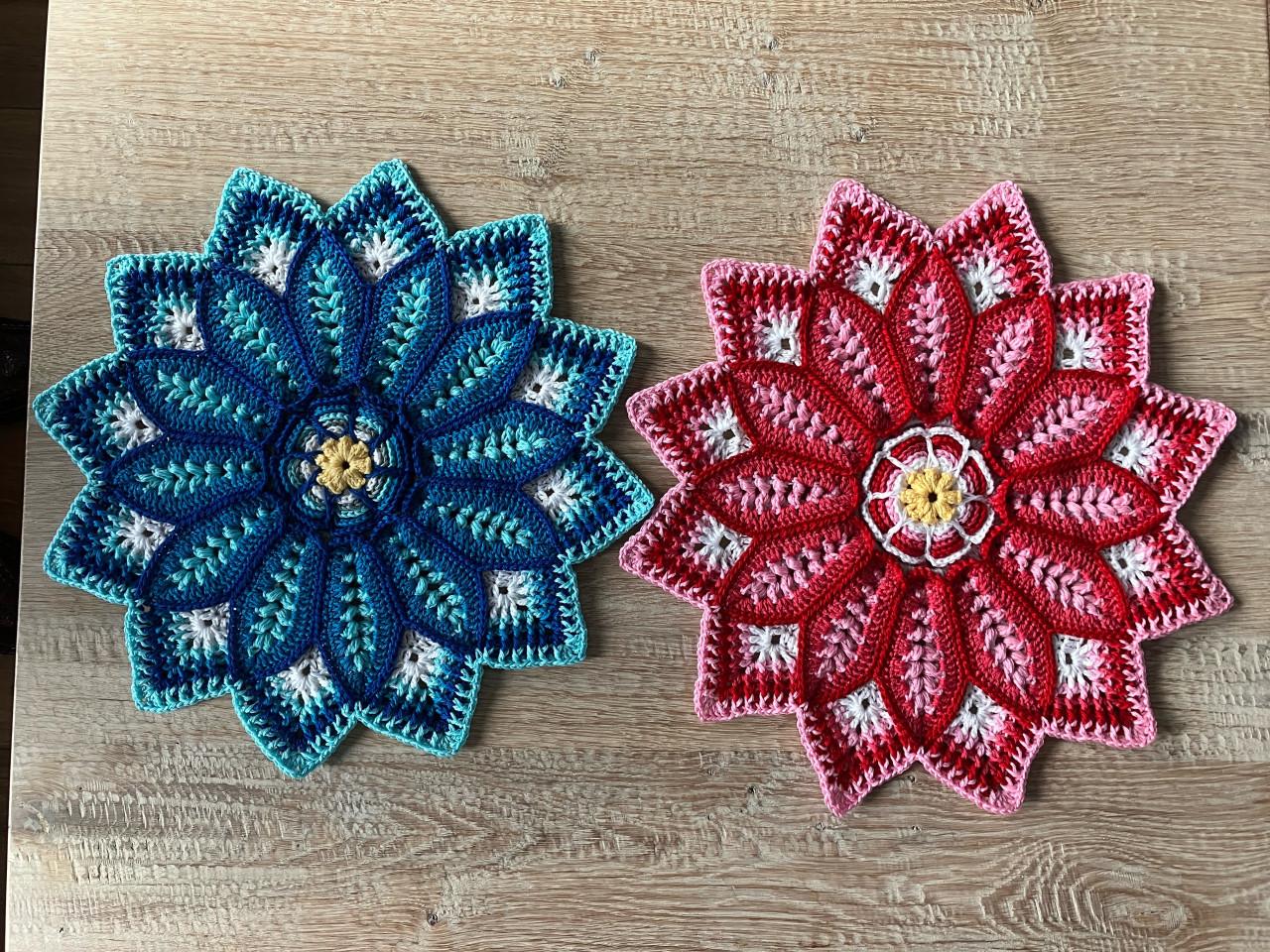 Twee nieuwe zeer mooie gehaakte aparte kleedjes