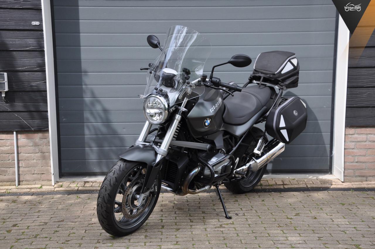 BMW R1200R 2012 met 33200 kilometers!