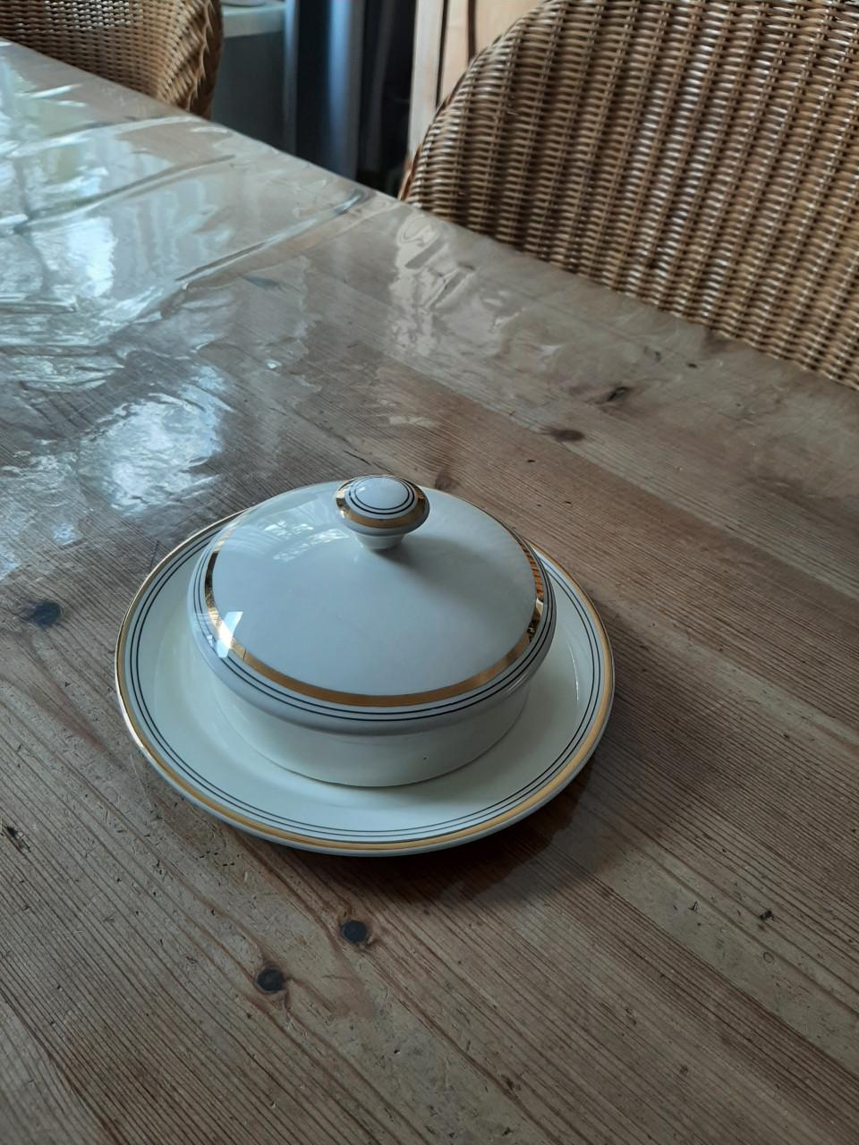 BROCANTE - MOSA MAESTICHT - BOTERVLOOT MET DEKSEL - POSELEIN
