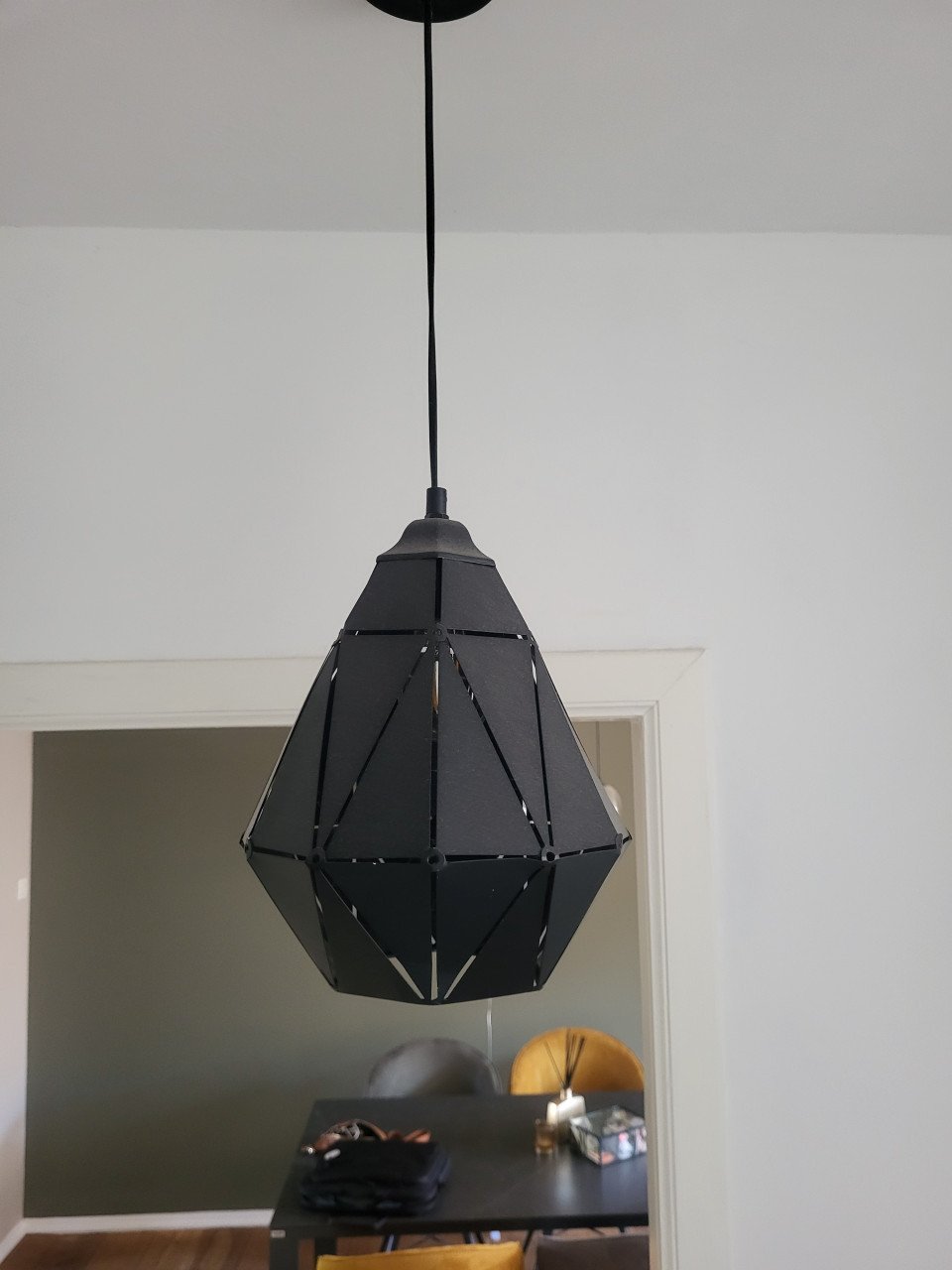 2 zwarte hanglampen