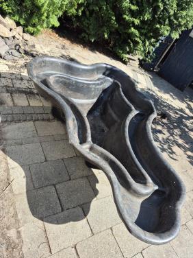 Gebruikte vijverbak voor in de tuin
