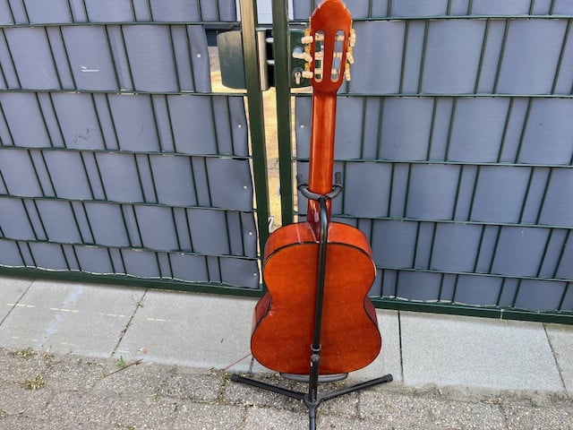 2 Gitaren Martinez en Santana met standaard