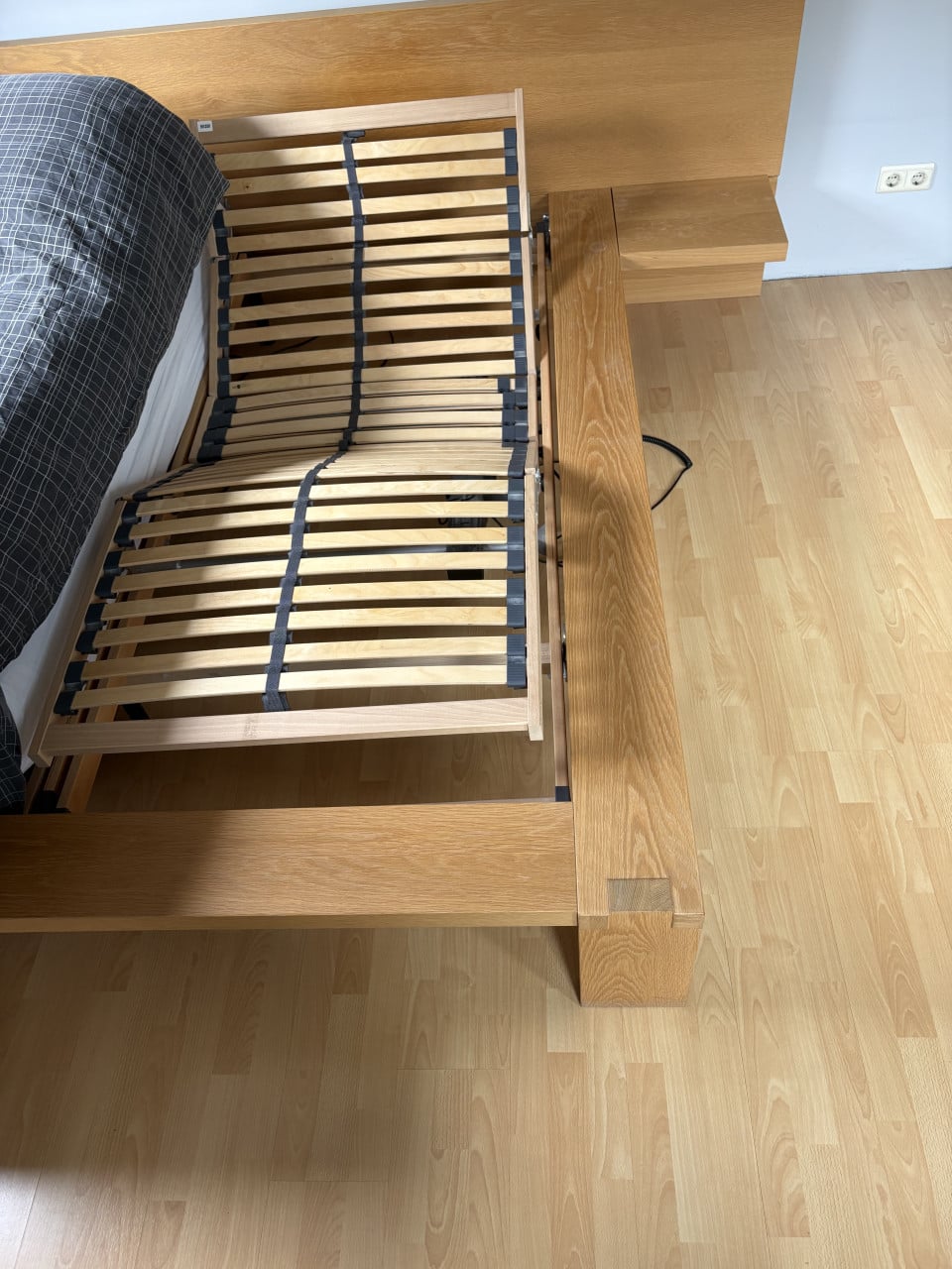 2p. Bed 180x200(massief beuken) incl. Electrisch verstelbare lattenbodems