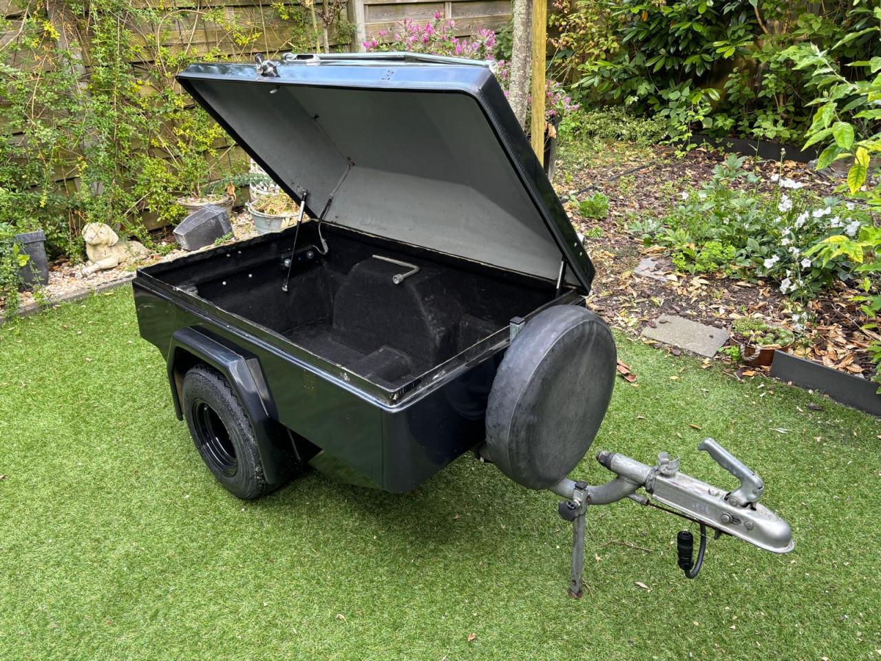 Aanhanger voor motor en/of kleine auto