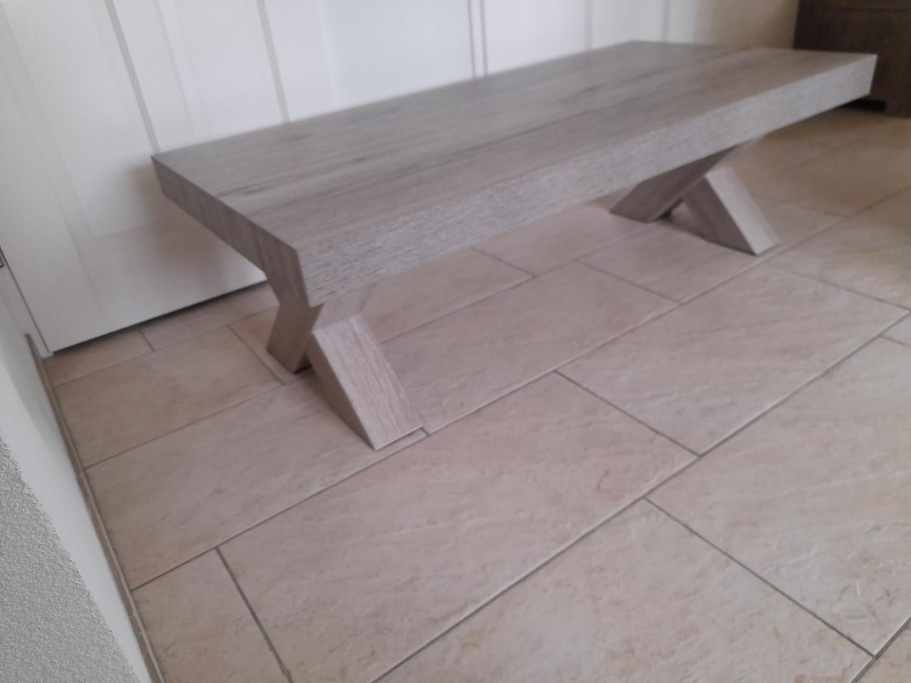 Prachtige salon tafel 68 x 135 x 44H (z.g.a.n.)  Materiaal : Melamine