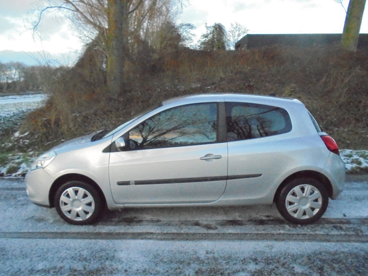 Clio bouwjaar 2010 met de zuinige 1.2 motor in nette staat diverse Extra's