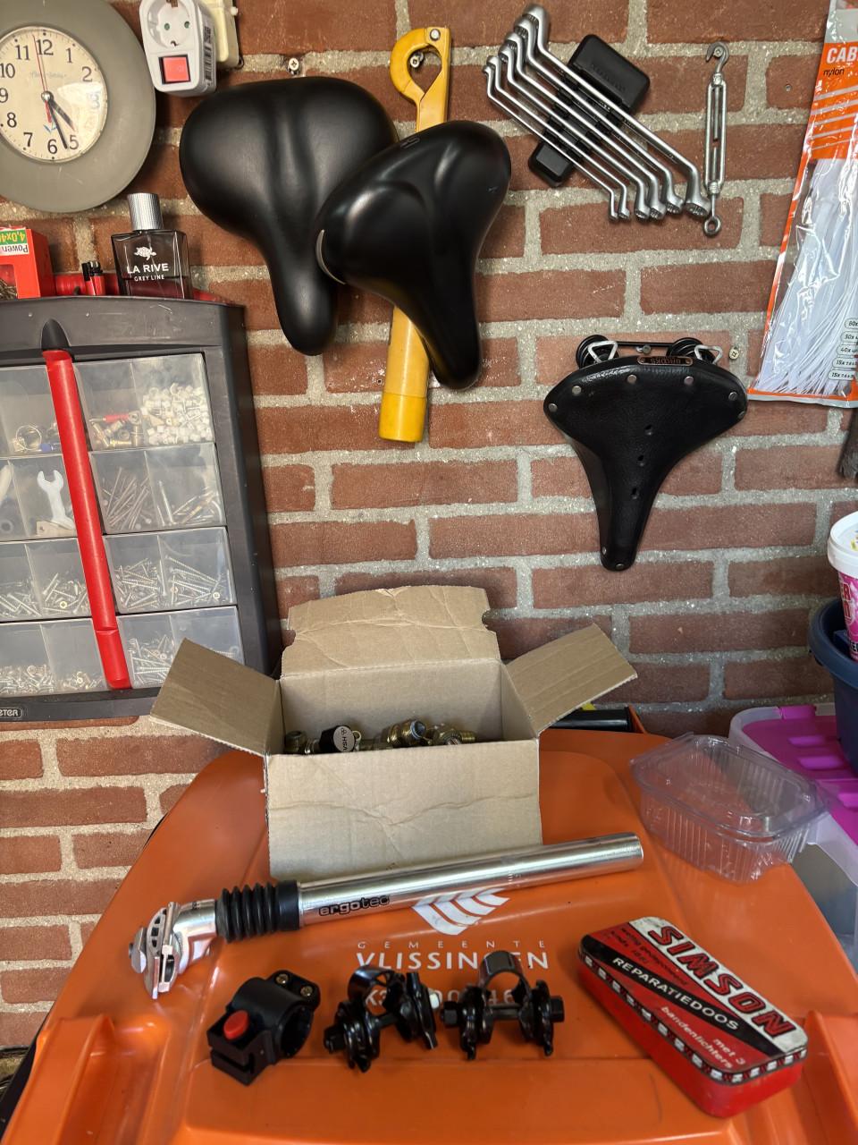 3x Fietszadel+Loodgieter accessoire