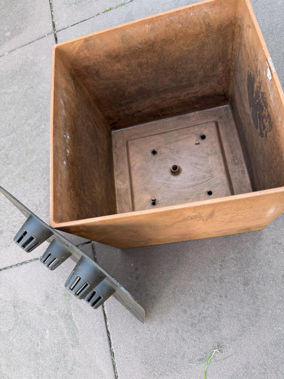 Roestkleurige kunstof plantenbak met afvoer bodem 27x27