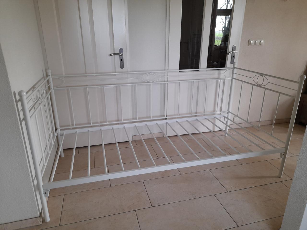 1 Persoons meiden bed  90 x 200 (in goede nette staat )