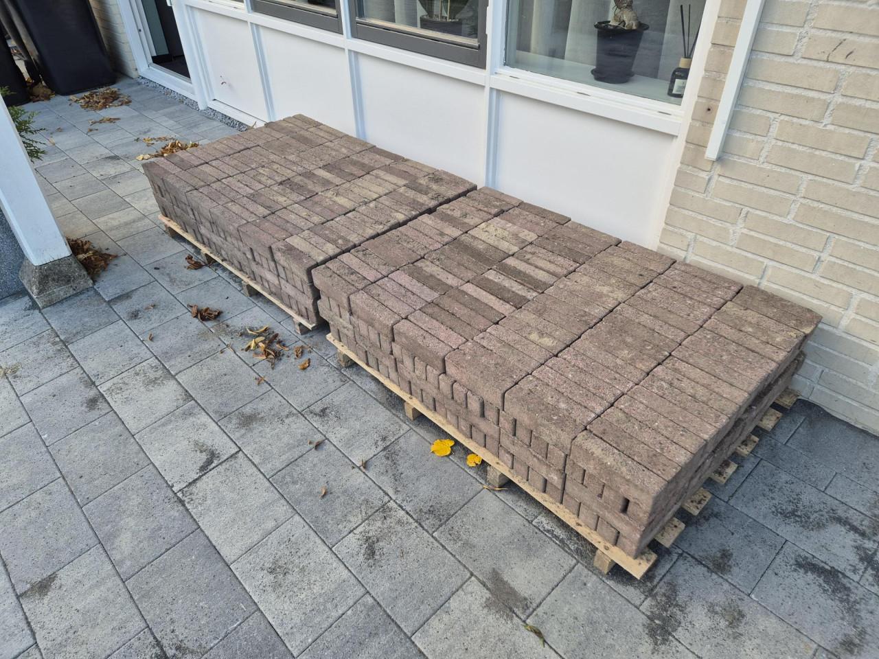 Stenen(waaltjes) rood-bruin ca 11m2