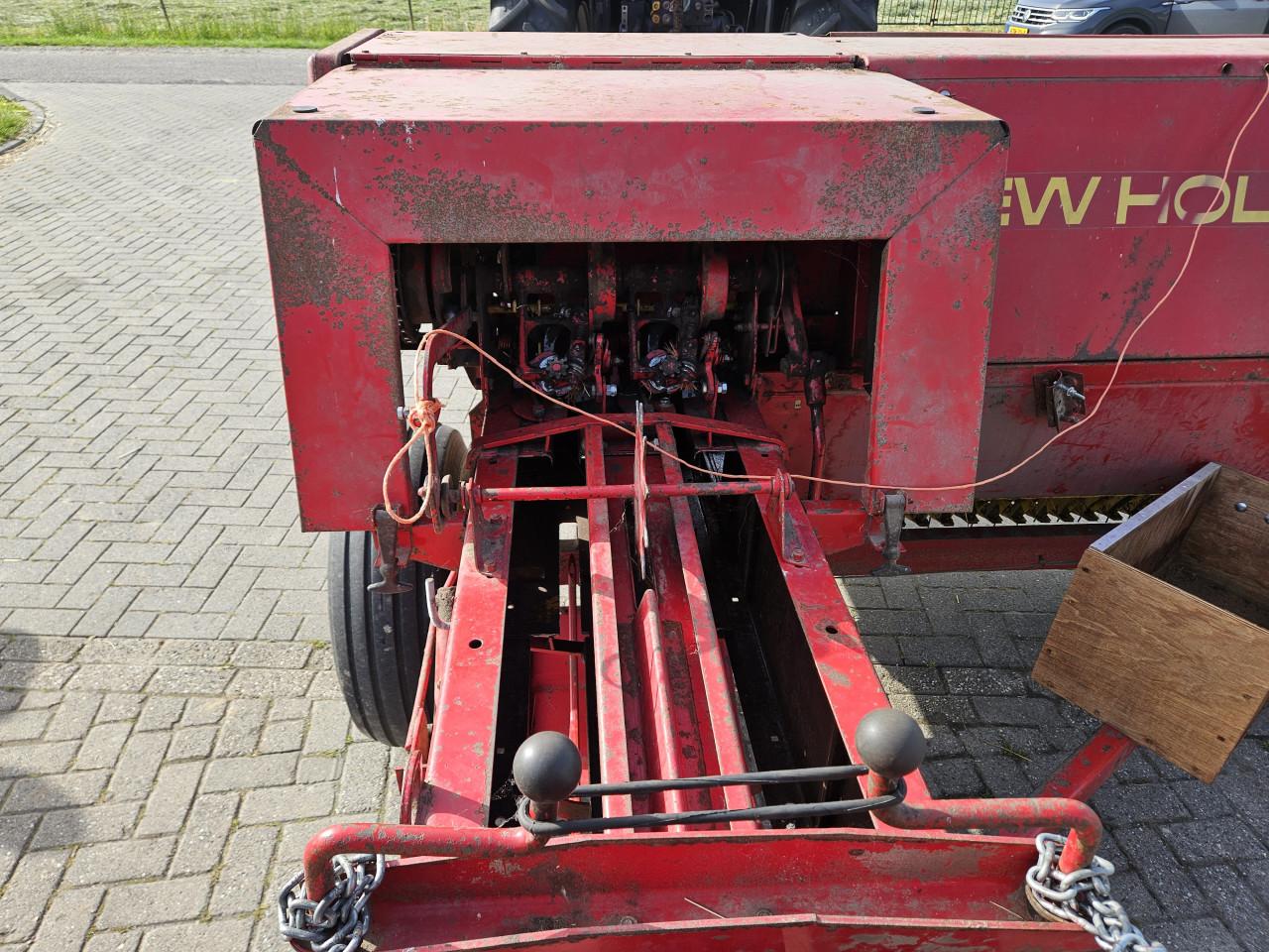 Kleine pakkenpers New Holland 276