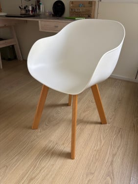 Leuke witte kunststof met beuken onderstel