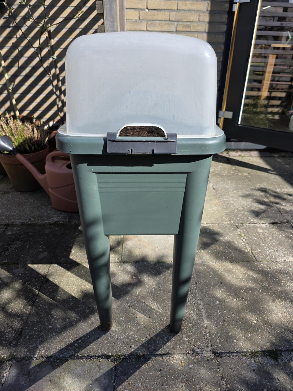 Kweektafel Elho en Ikea kasje Hyllis