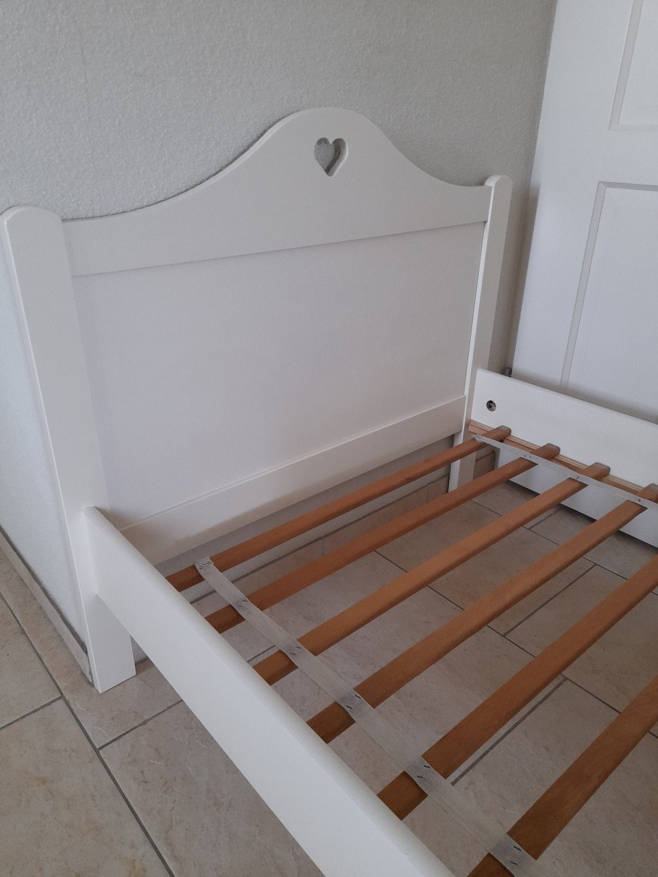 Mooi wit Kinderbed 90 x 200 (in goede staat )