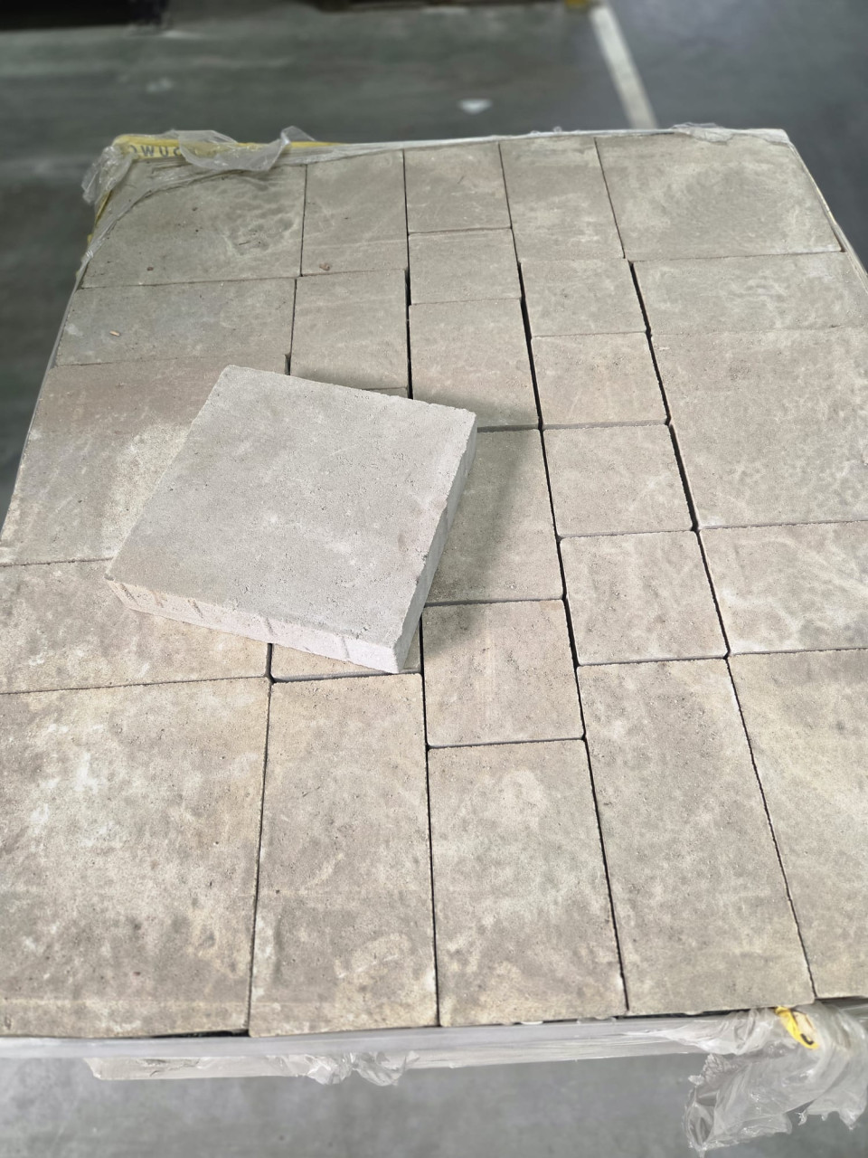 Betonklinkers in wildverband, ca 7.5 m2