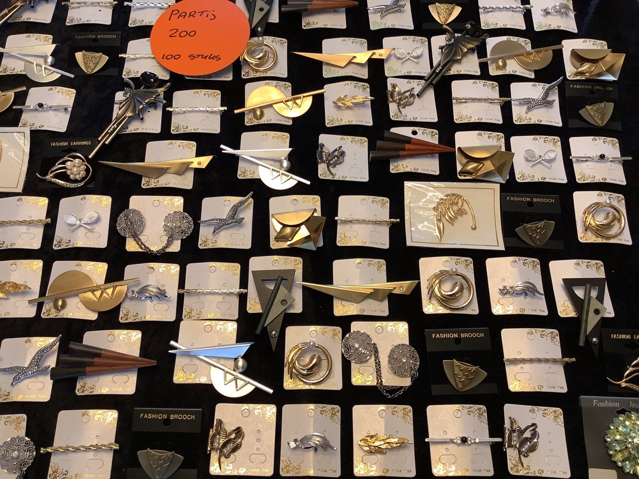 ****. partij nieuwe broches voor bodemprijsje ****.  (p-200)