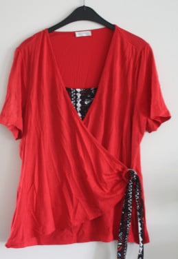 Rood shirt met zwarte detals  maat xl