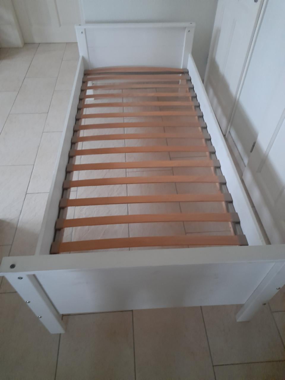 Wit massief houten bed 90 x 200 (in goede staat )