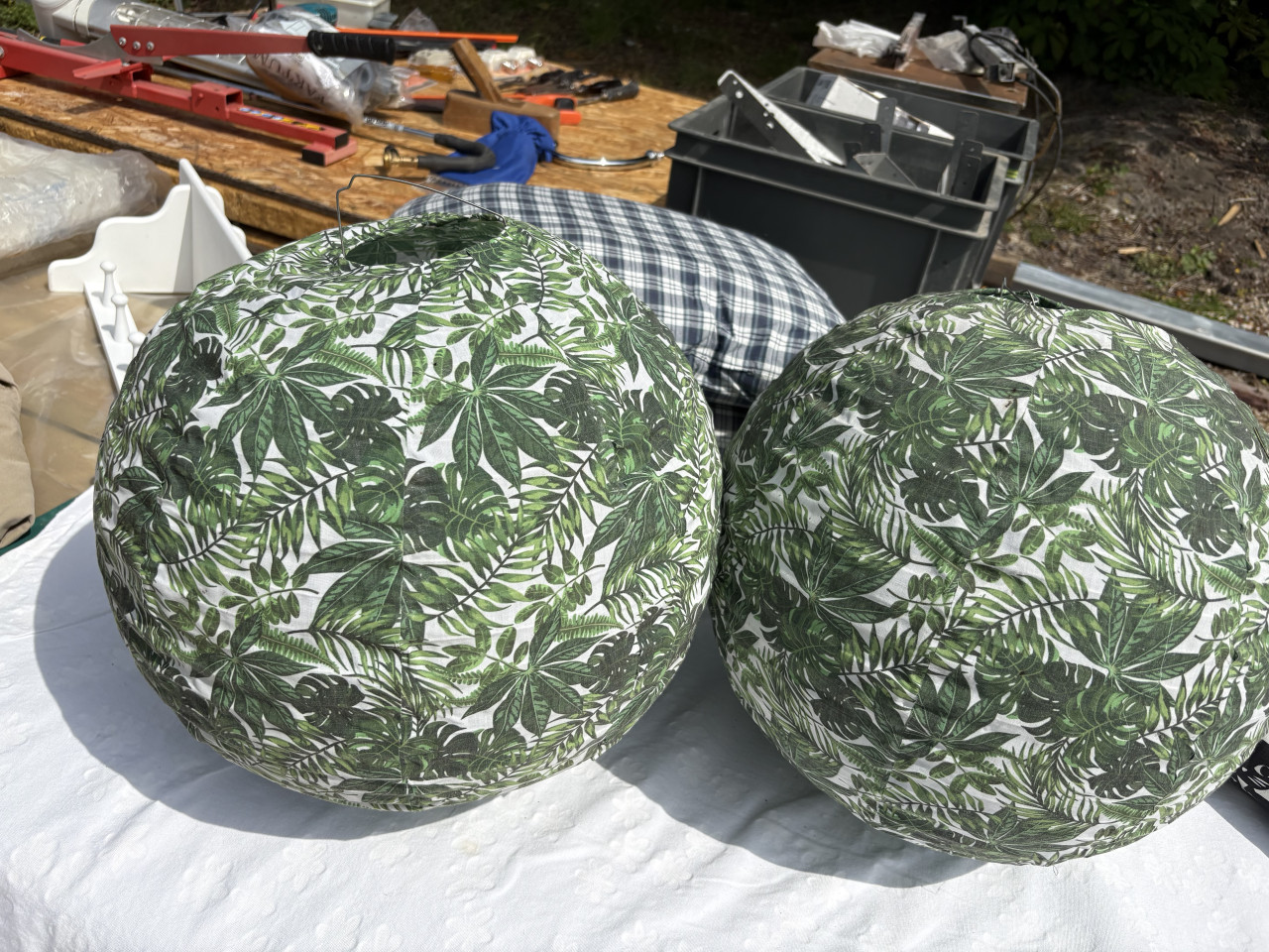 2 textiele bollen met snoeren