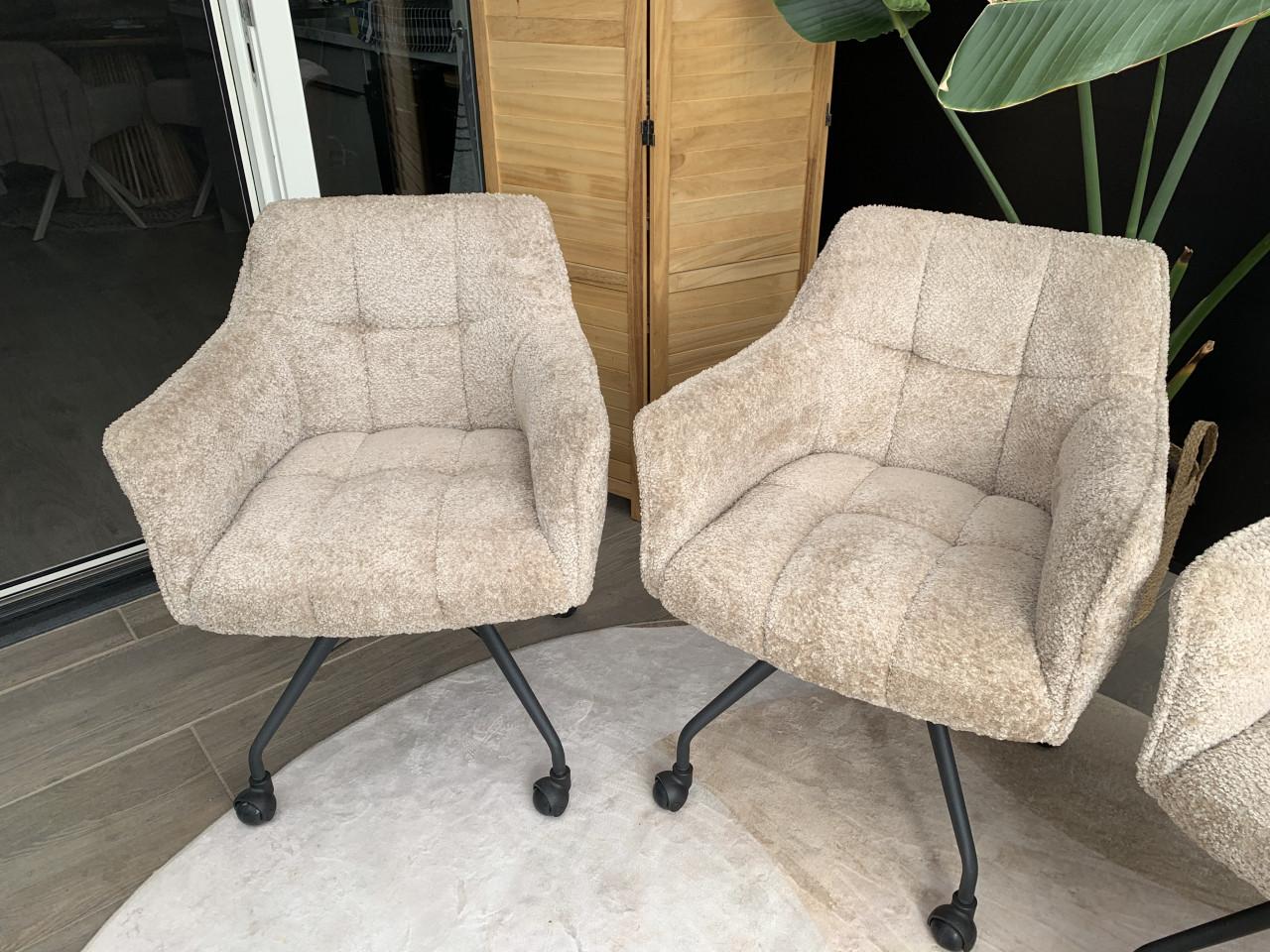 4 Eetkamerstoelen beige met wielen.