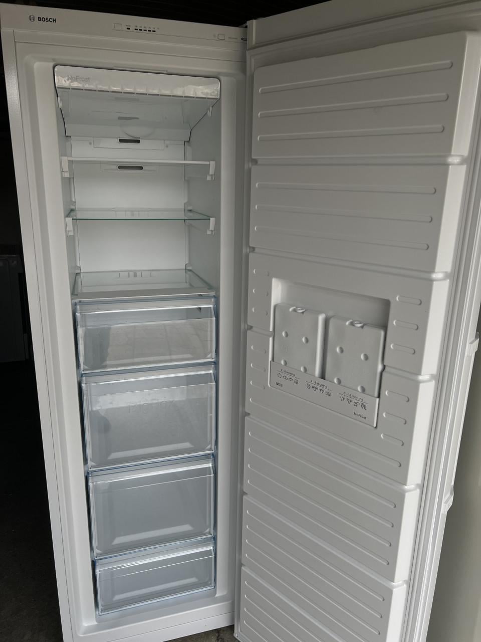 1 jaar oude vriezer BOSCH GSN36VWEP Serie 4  Nofrost vrieskast 186x60 cm.