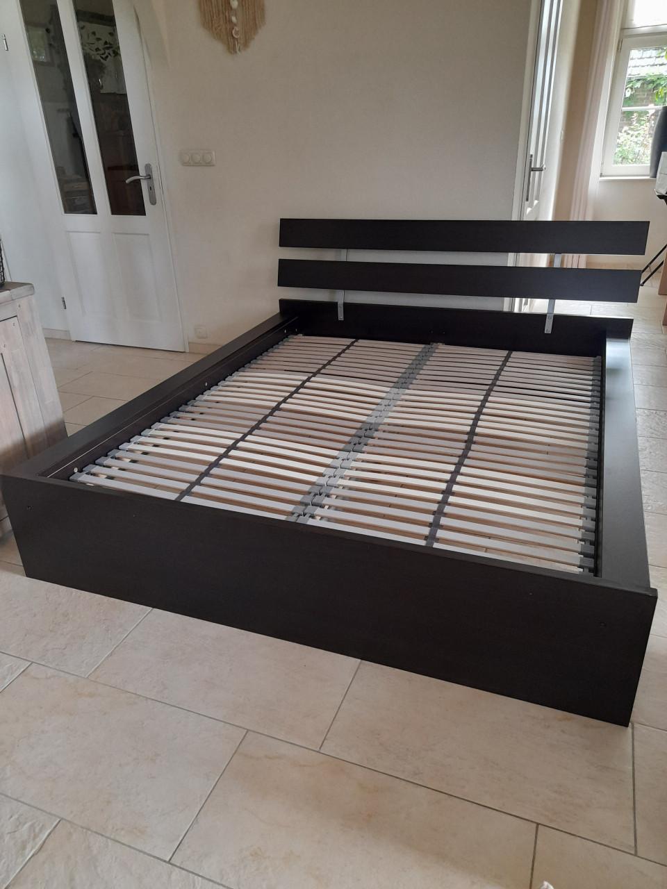 Prachtig 2 P. Bed 160 x 200 (in goede nette staat)  Kleur bruin/zwart