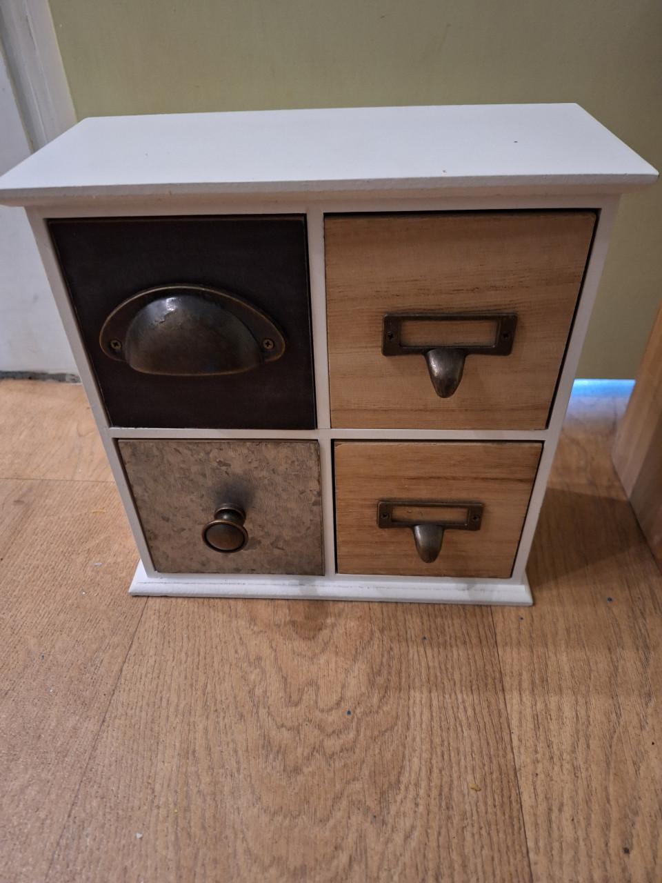2 mini vakkenkastjes