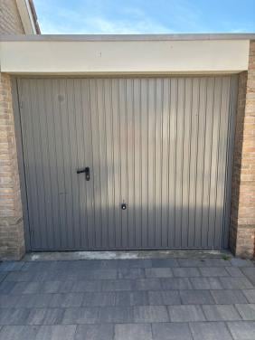 Kantelbare garagedeur met loopdeur
