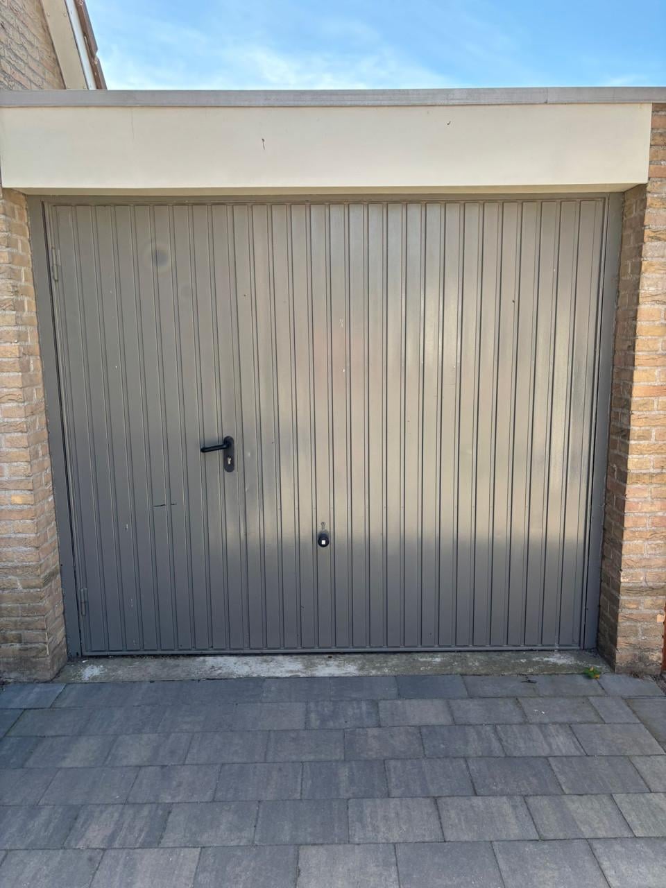 Kantelbare garagedeur met loopdeur