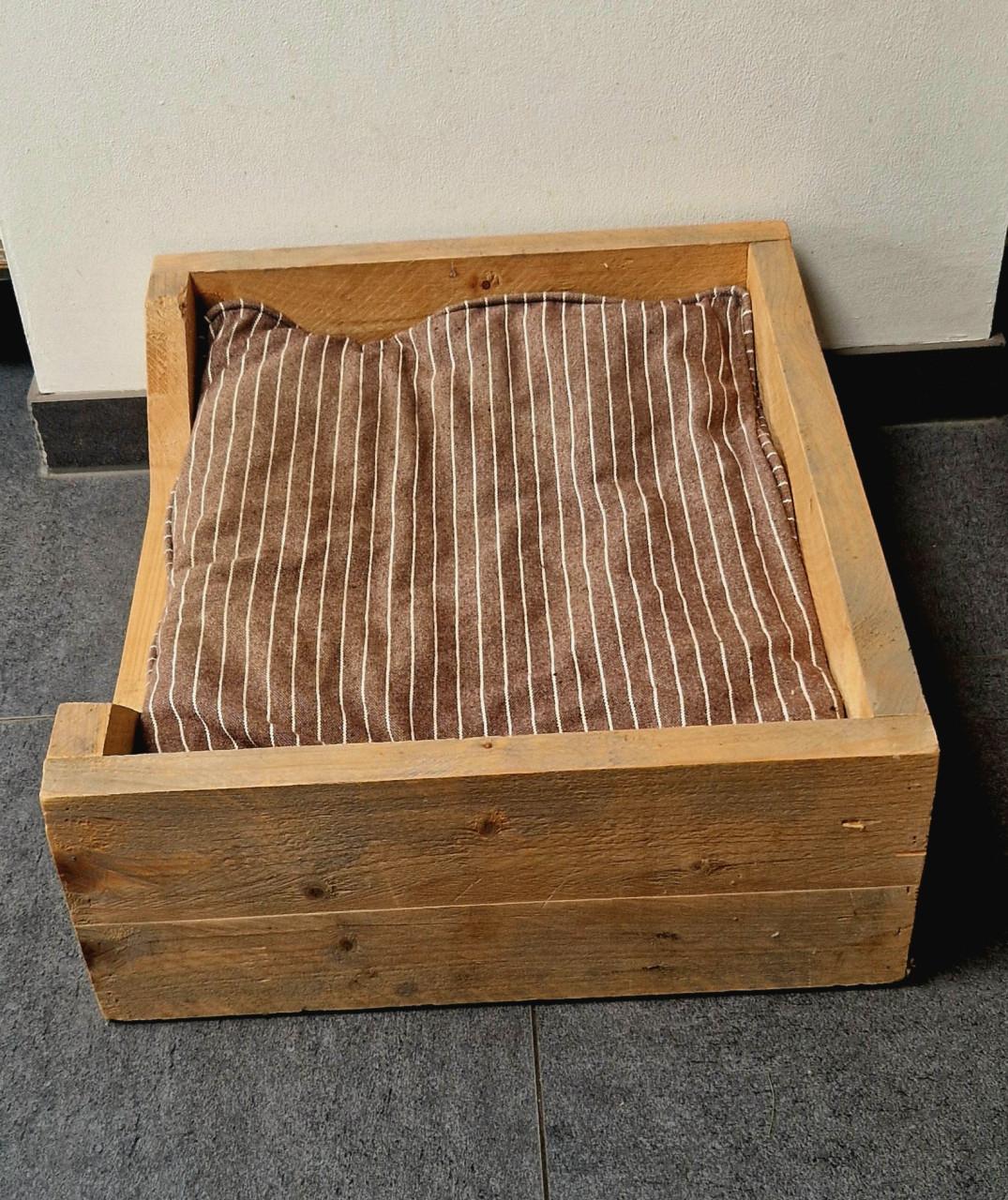 Stevige houten hondenmand, (b)60x(d)49x(h)20 cm