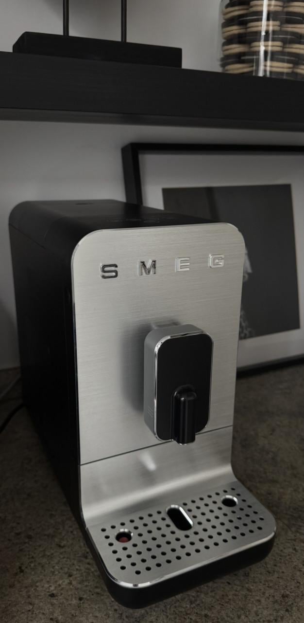 SMEG volautomatische koffiemachine met bonenmaler – zwart/RVS