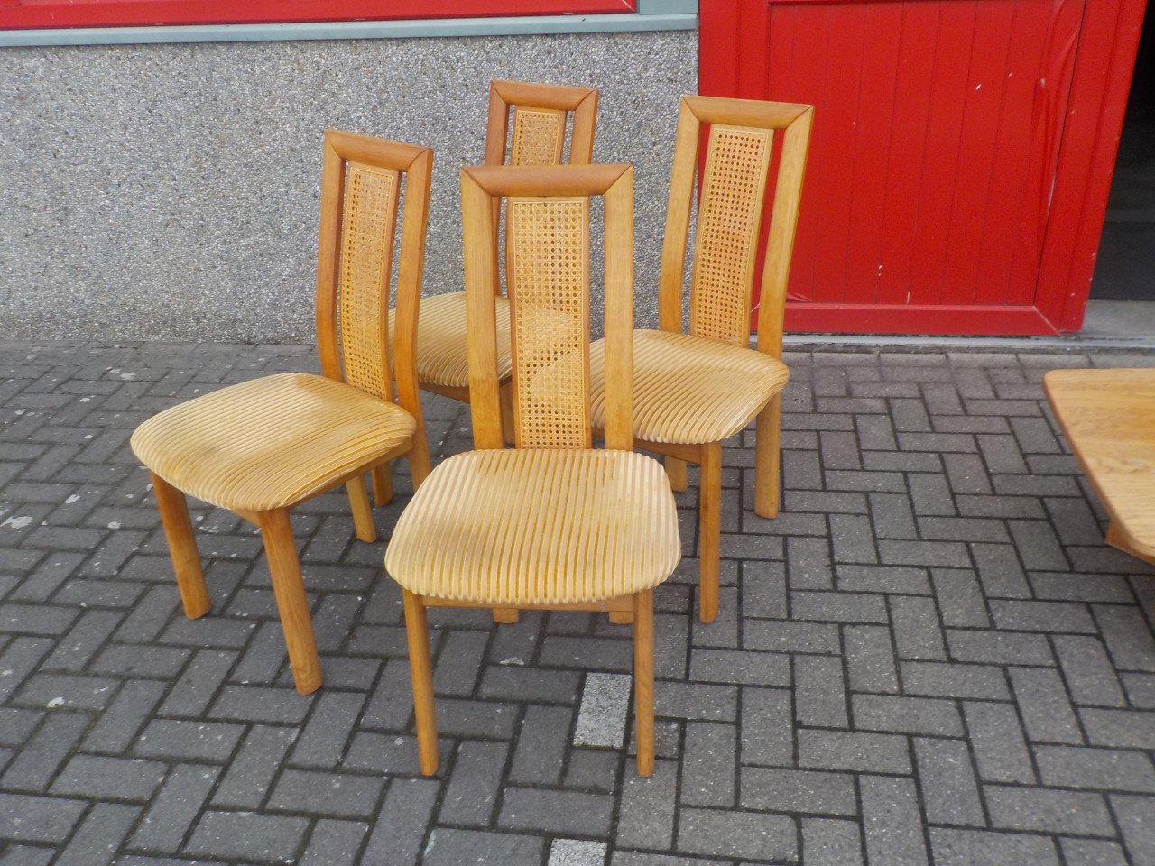 In zeer goede staat massief blank eiken tafel + 4 stoelen in goede staat