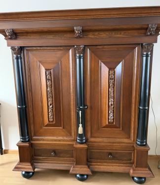 Originele Massief Eiken Kolommenkast. Origineel keurmerk in achterwand.