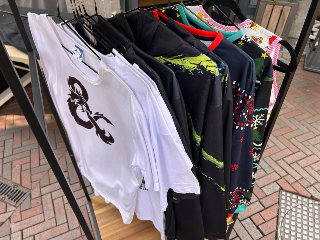 Industrieel Rek + T-shirts & Gothic Handtas!