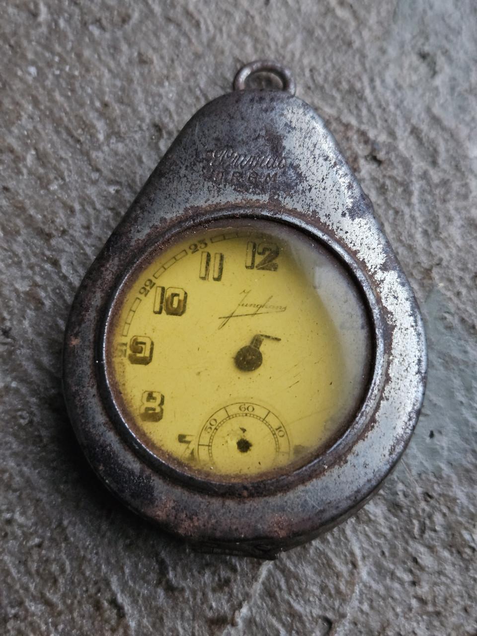 Antieke oude junghans zakhorloge met een gemerkte koker...