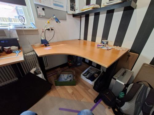 Bureau 120 x 120 cm met uitgespaarde zitplaats.