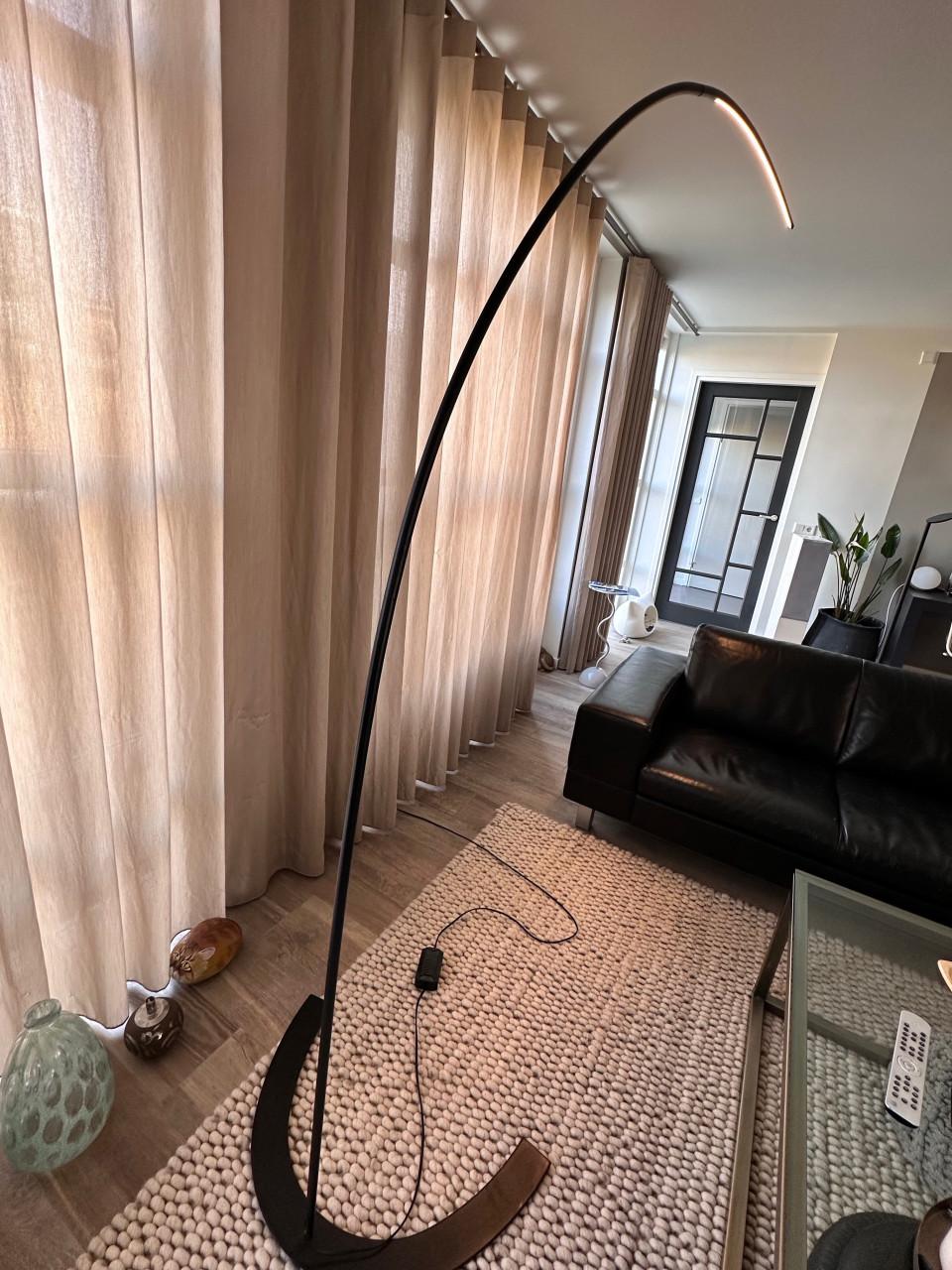 Zwart metalen led booglamp