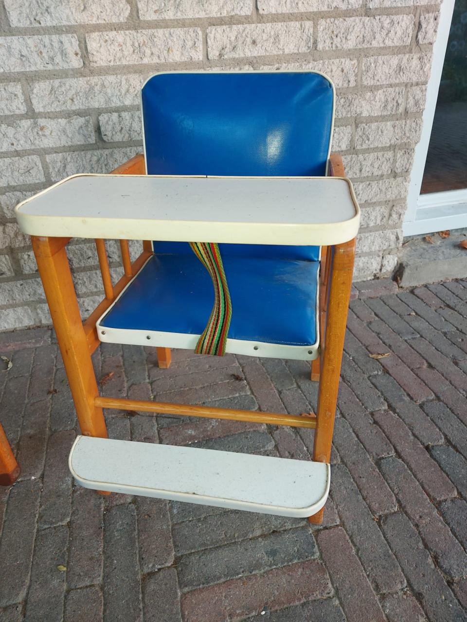 Leuke kinderstoel met tafeltje ( past in elkaar)