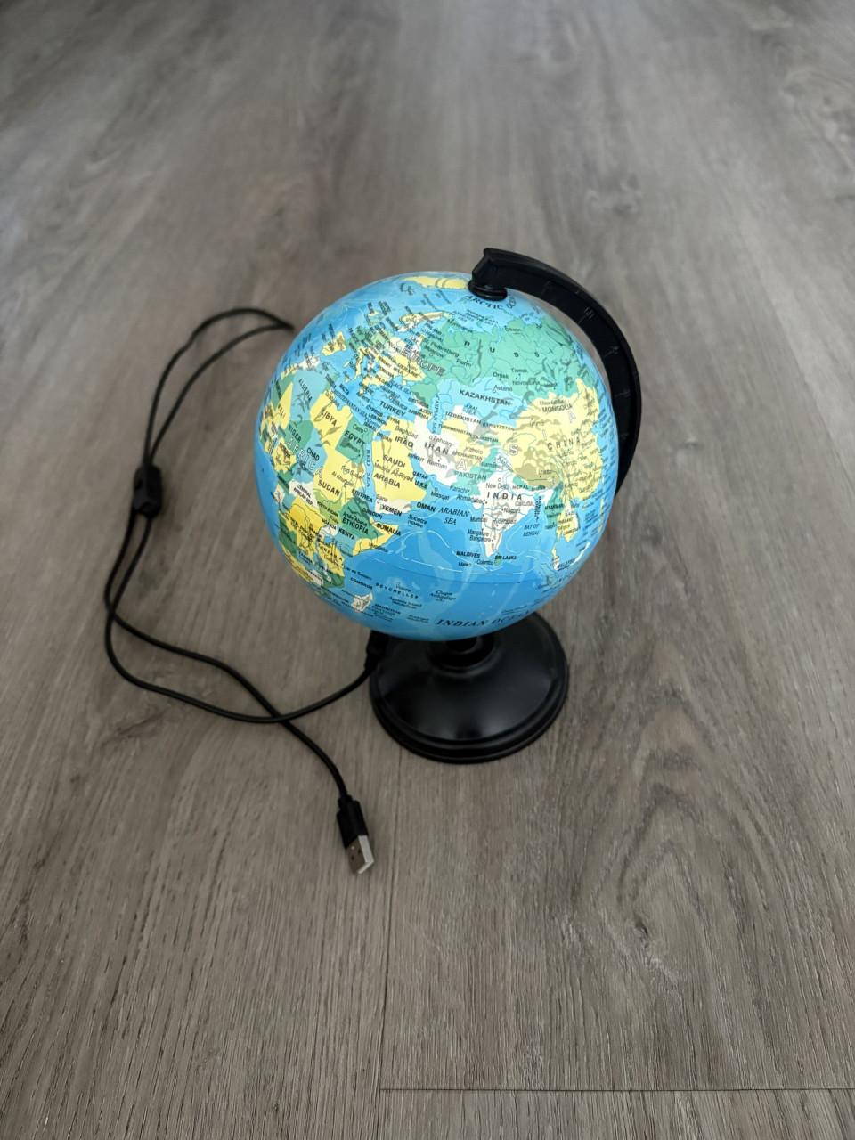 Wereldbol met verlichting.