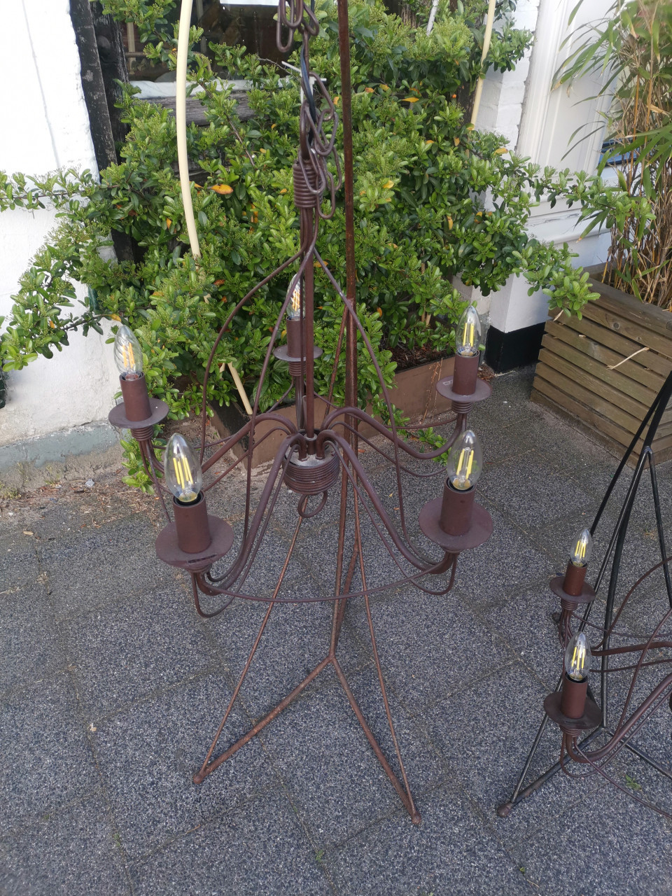 Twee brocante plafond kroon lampen