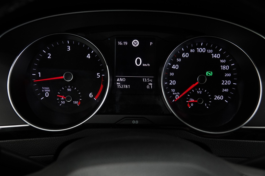 Volkswagen Passat 1.6 tdi | acc | carplay | camera | pdc |