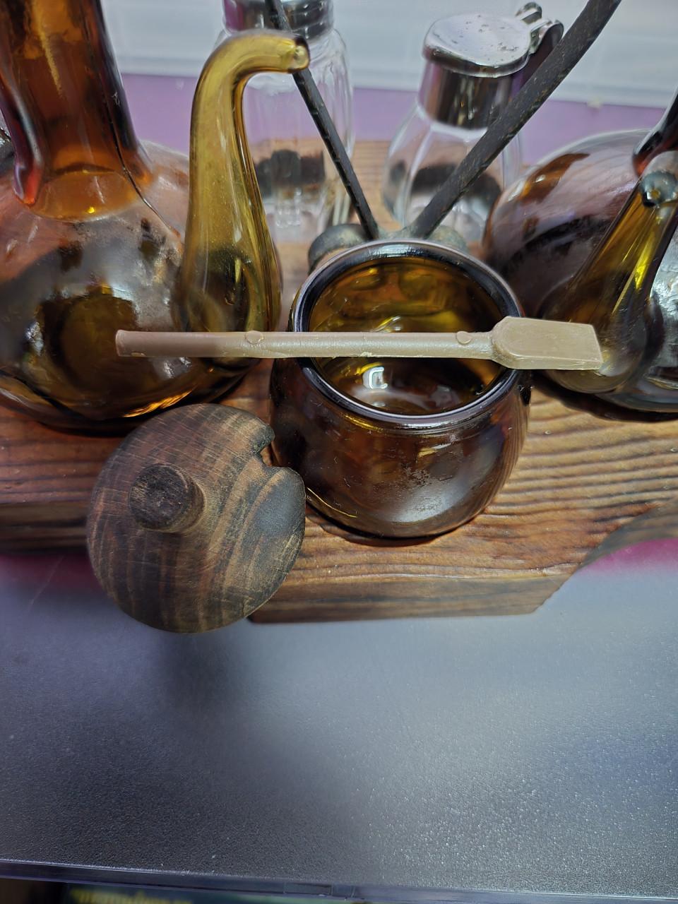 Vintage set van amberkleurige, handgeblazen glazen olie- en azijnflesjes