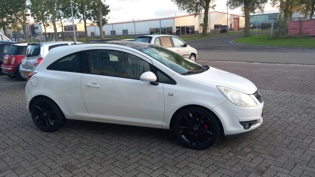 Opel Corsa 1.4 16v 111 Edition 3deurs bj:2010 airco lm-velgen apk 7-2027