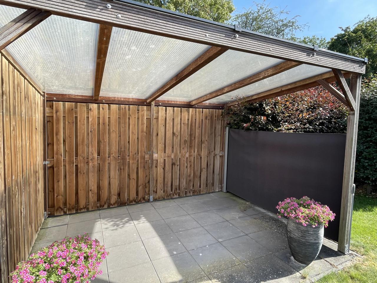 Vrijstaande overkapping (hout met aluminium/polycarbonaat dak)