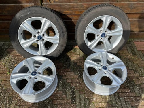 4 lichtmetalen velgen (Ford Kuga) + 2 winterbanden