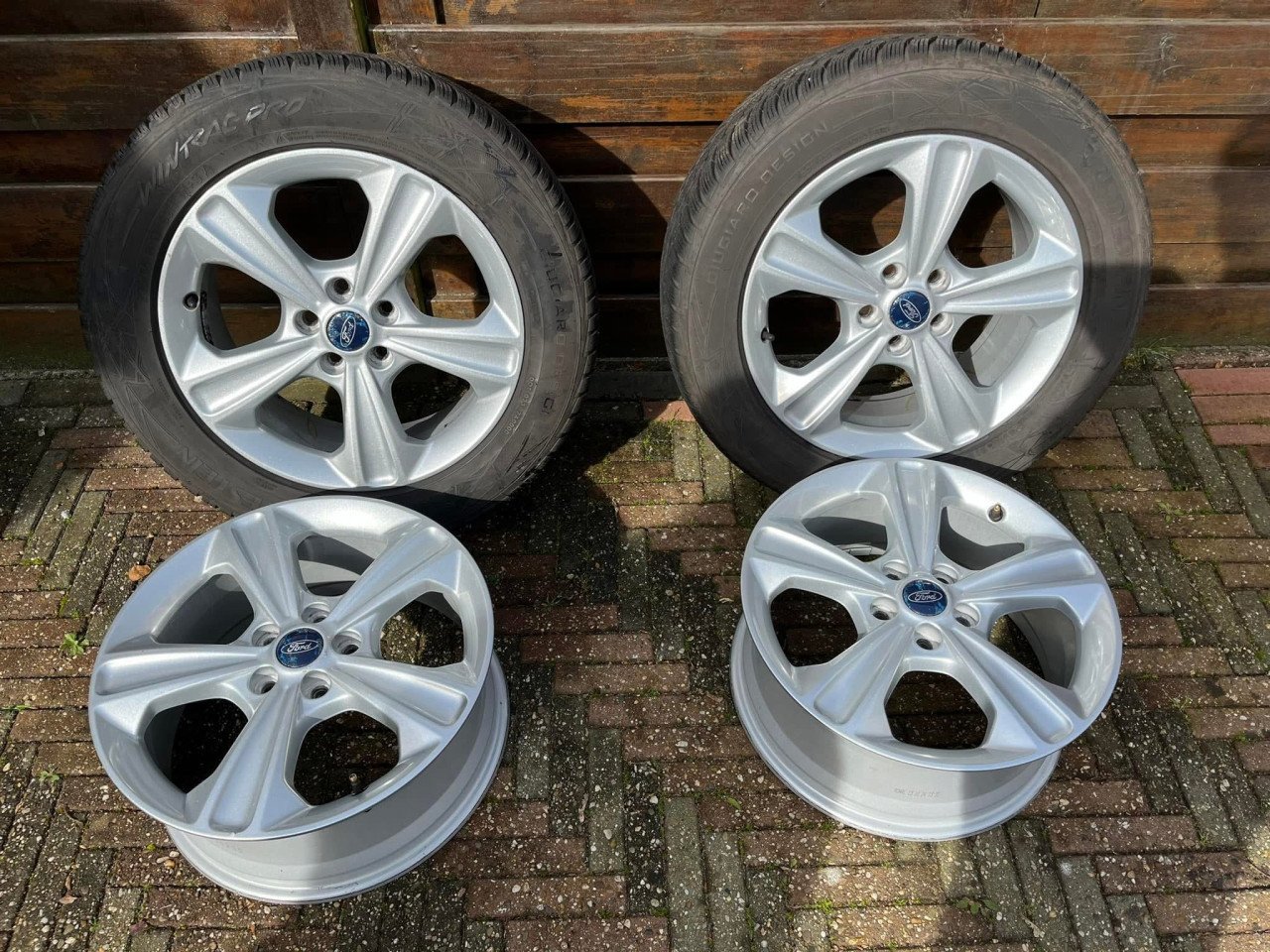 4 lichtmetalen velgen (Ford Kuga) + 2 winterbanden