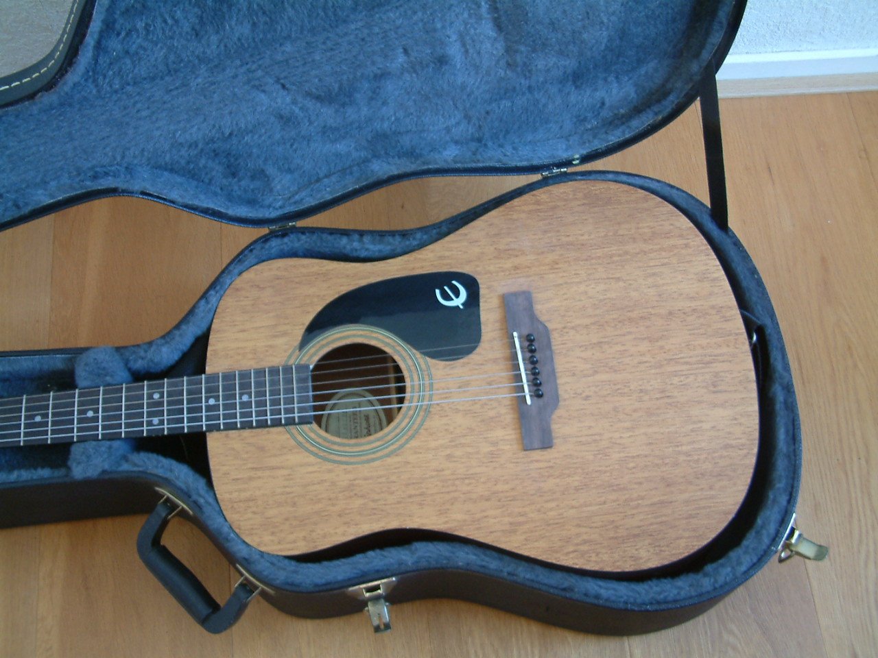 Epiphone  met koffer   ook van Epiphone  zuivere klank en helder